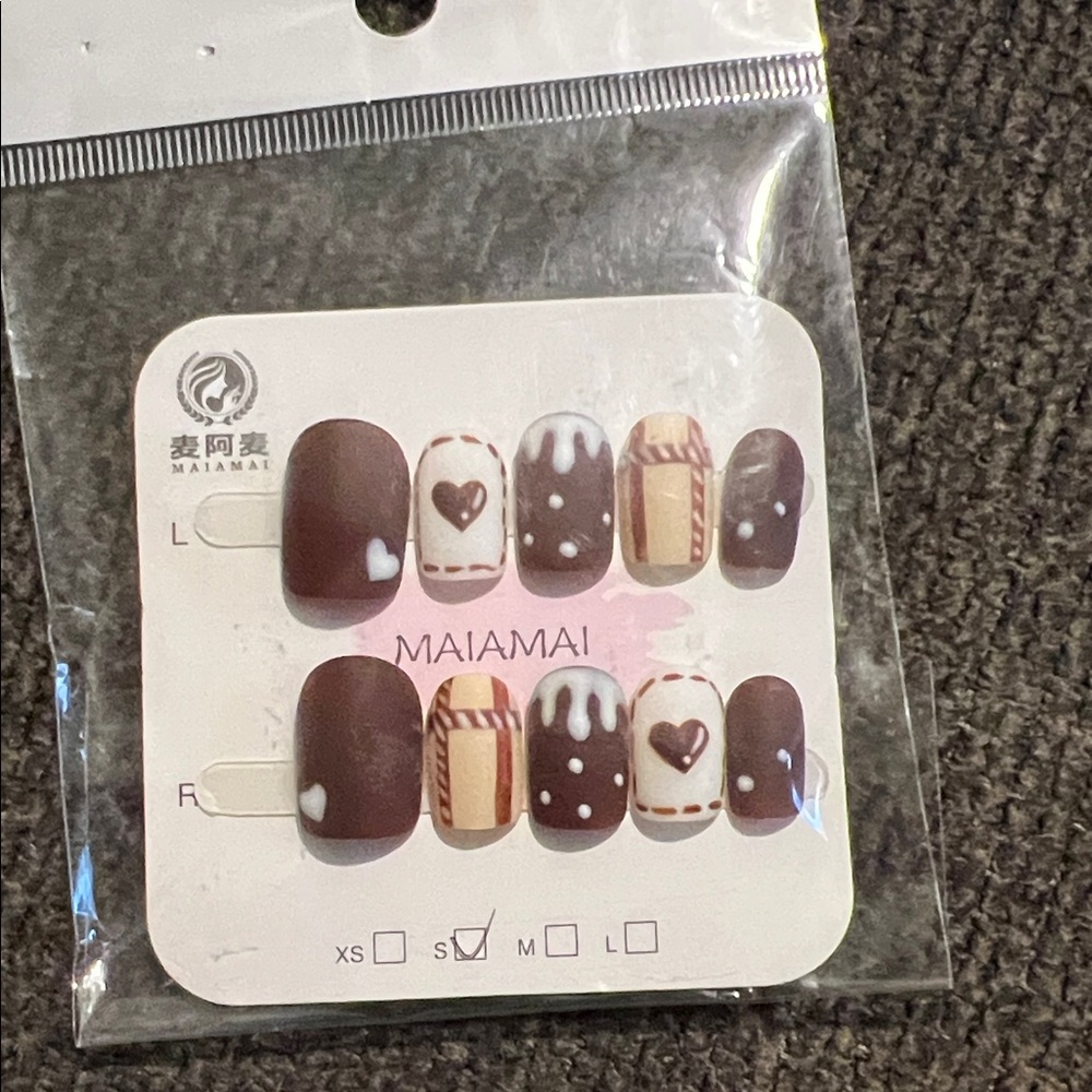 MAIAMAI Brown and White Press-On Nails